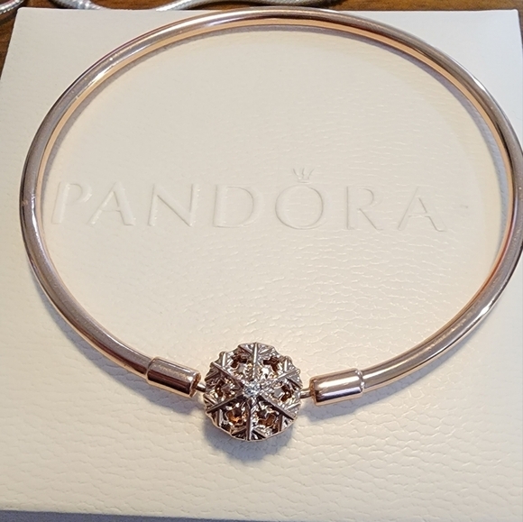 Pandora Moments Sparkling Snowflake Clasp Bangle Bracelet Rose gold plated - Picture 5 of 5